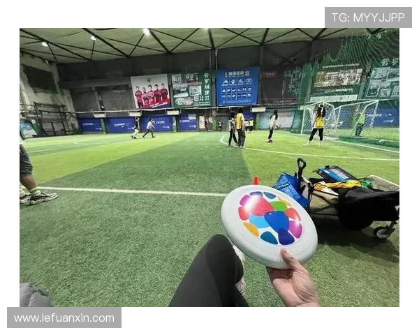 西安飞盘队与成都飞盘队赛后复盘分析团队配合与战术执行